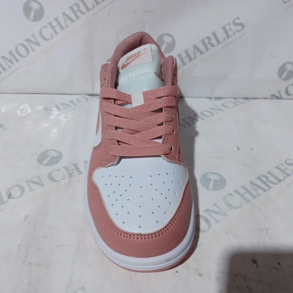 BOXED PAIR OF NIKE TRAINERS IN WHITE/PINK UK SIZE 4