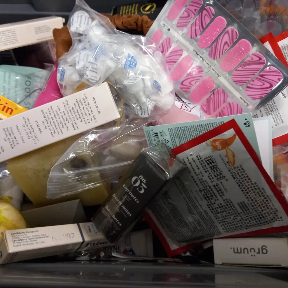 BOX OF APPROX 15 ASSORTED HEALTH AND BEAUTY ITEMS TO INCLUDE - TROPIC RINSE & RETREAT BODY WASH - DIVINE LASHES - MOOGOO DRY SHAMPOO ETC