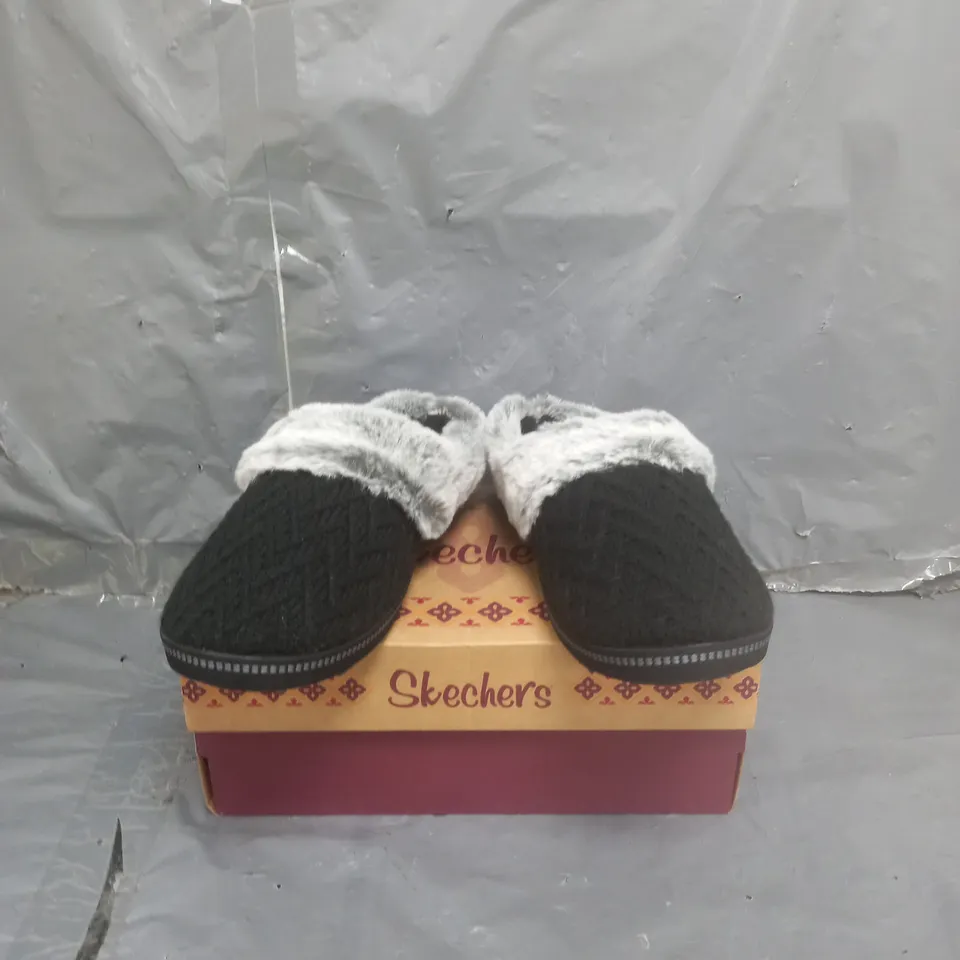 SKECHERS OPEN BACK SLIPPERS SIZE 4.5