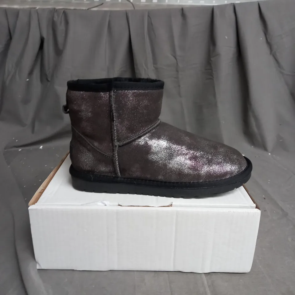 BOXED LOW GLITTER SHOES SIZE 5 