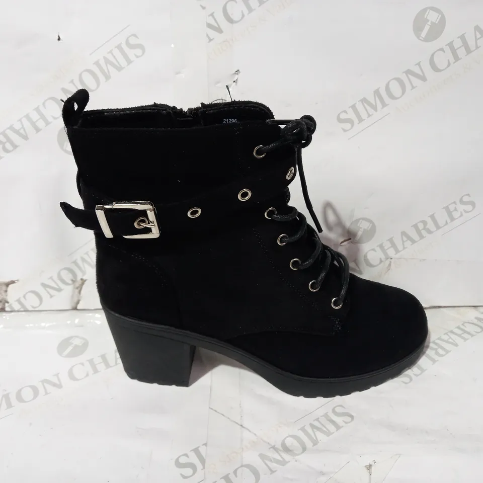 BOXED PAIR OF DESIGNER ANKLE BOOTS IN BLACK UK SIZE 6