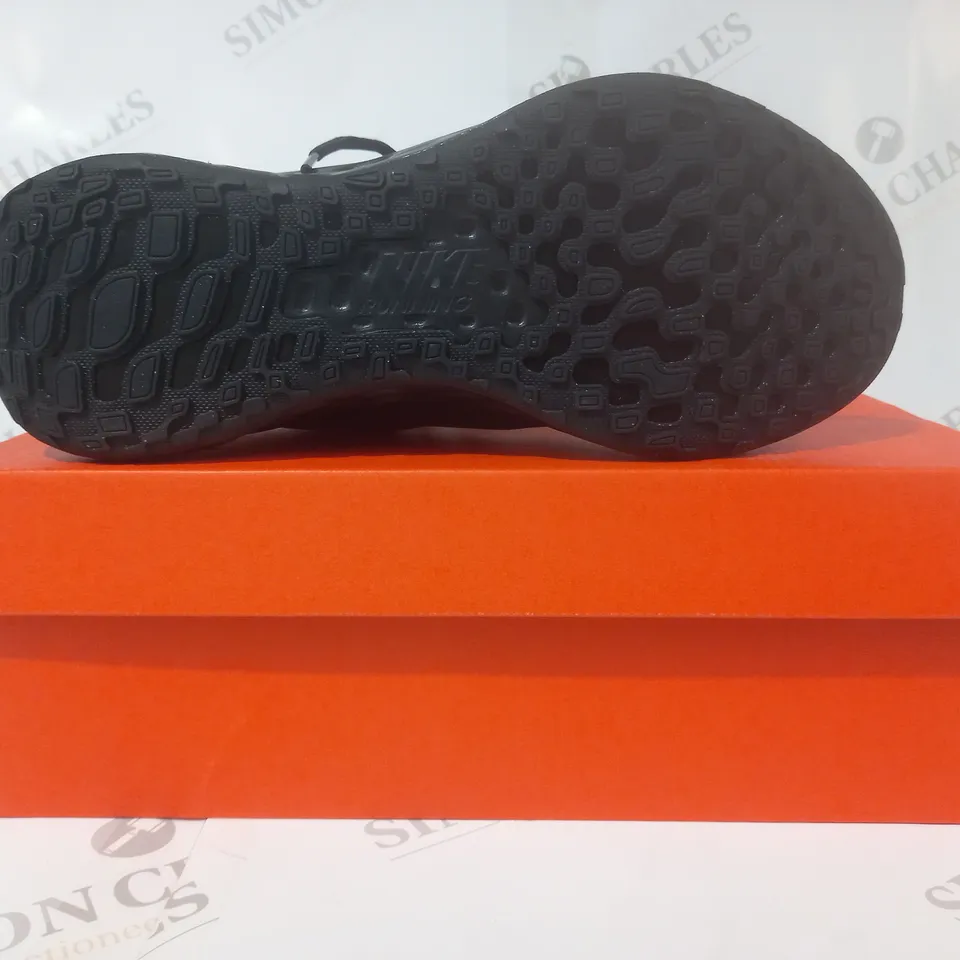 BOXED PAIR OF NIKE REVOLUTION 6 NN SHOES IN BLACK UK SIZE 7