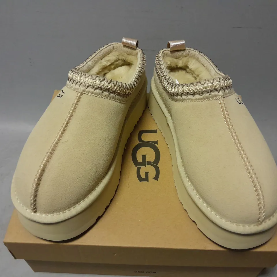 BOXED PAIR OF UGGS WOMENS TAZ SLIPPERS IN BEIGE - UK 6