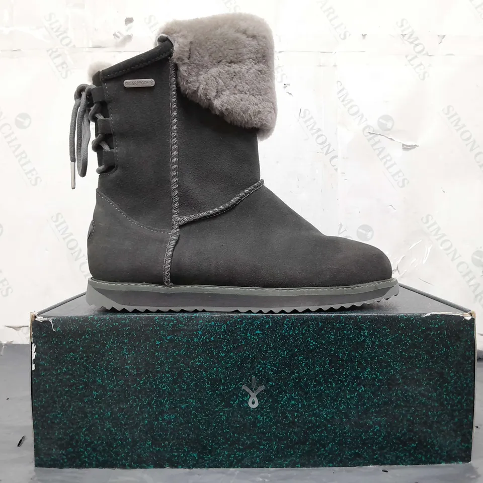BOXED PAIR OF EMU AUSTRALIA BOOTS IN DARK GREY SIZE 6