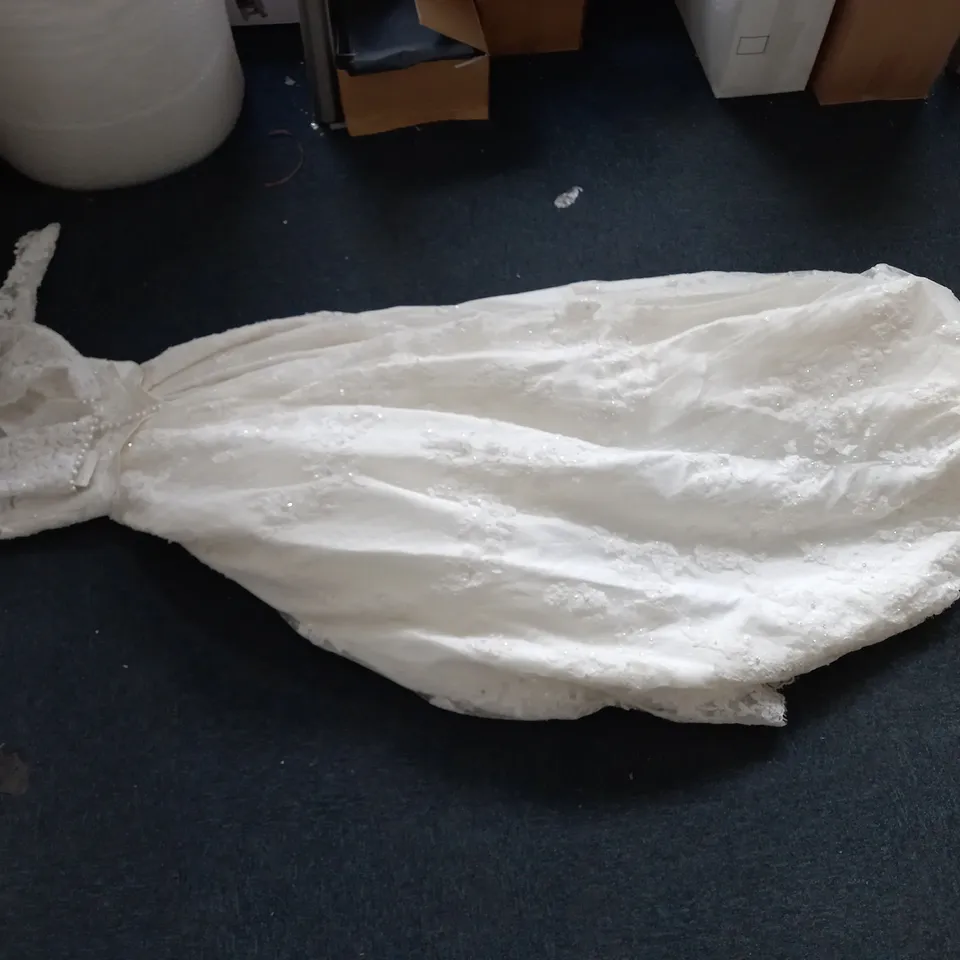 ELIS BRIDALS WHITE PATTERNED WEDDING DRESS - SIZE 8