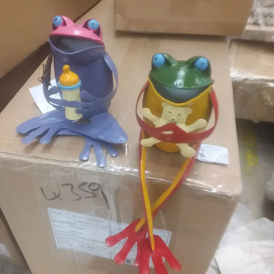 BRAND NEW BOXED SET OF 2 FROG BABIES 