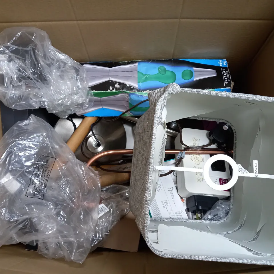 BOX OF APPROX 14 ASSORTED ITEMS TO INCLUDE -  KRISTY LAMP - 3 IN 1 CHARGE TABLE - CALEX LIGHT BLUB ECT