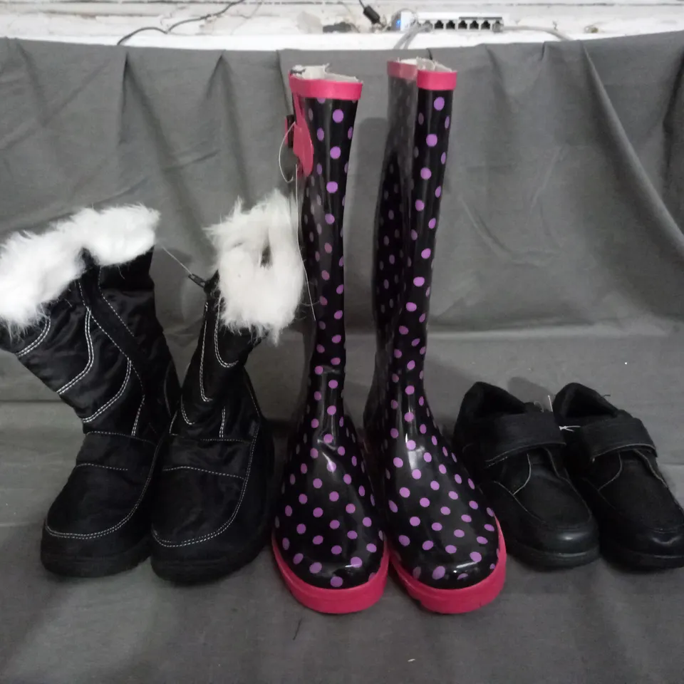 APPROXIMATELY 10 PAIRS OF ASSORTED KIDS SHOES IN VARIOUS STYLES AND SIZES 