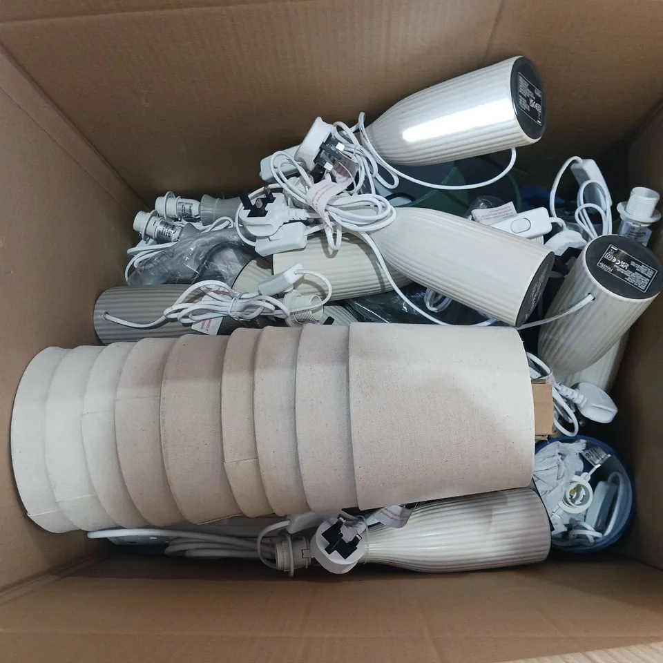 BOX OF APPROXIMATELY 12 ASSORTED HOUSEHOLD ITEMS TO INCLUDE - LAMPS, LIGHTING, AND HAND TOWEL ETC. 