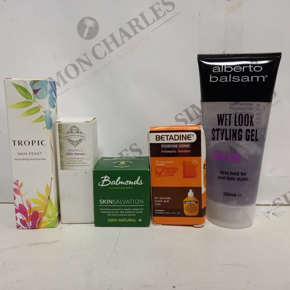 BOX OF APPROX 20 ASSORTED HEALTH AND BEAUTY ITEMS TO INCLUDE - ALBERTO BALSAM STYLING GEL - TROPIC SKIN FEAST - BALMONDS SKIN SALVATION ETC