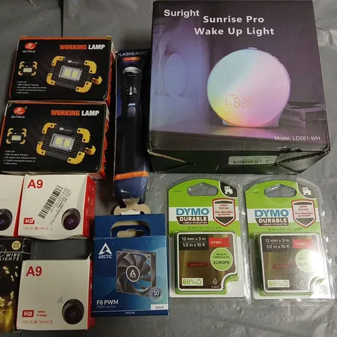 LOT OF 11 ASSORTED ITEMS TO INCLUDE SUNRISE PRO WAKE UP LIGHT, DYMO LABELS AND WORKING LAMPS