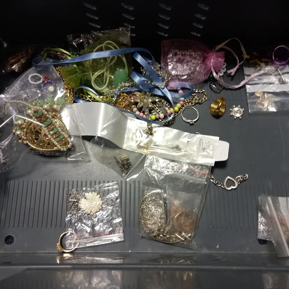 LOT OF ASSORTED JEWELLERY AND WATCH ITEMS TO INCLUDE CLARO JEWEL, BY GOM AND NOUCK