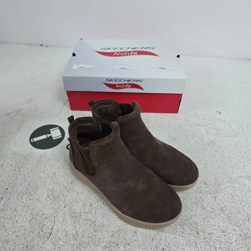 SKECHERS ARCH FIT LAGUNA CHOCOLATE ANKLE BOOTS – UK 5