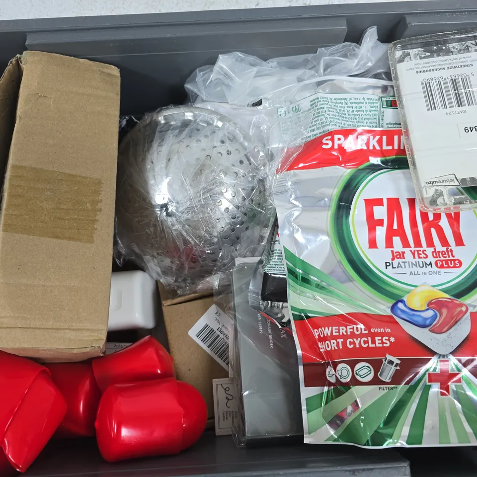 APPROXIMATELY 15 ASSORTED HOUSEHOLD ITEMS TO INCLUDE FAIR PLATINUM PLUS, BOOK FAN, SPIRIT LEVELER, ETC