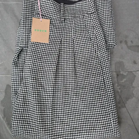 BODEN SHARKTOOTH PATTERN TROUSERS IN BLACK/WHITE SIZE UK 8R