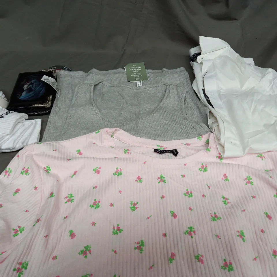 BOX OF APPROXIMATELY 25 ASSORTED CLOTHING ITEMS TO INCLUDE - PURSE , SOCKS , SHIRT ETC