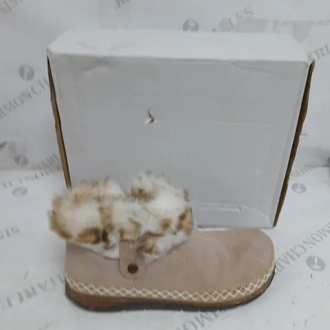 BOXED PAIR OF EARTH ORIGINS EMMALYN BOOTIES IN BEIGE - SIZE 6