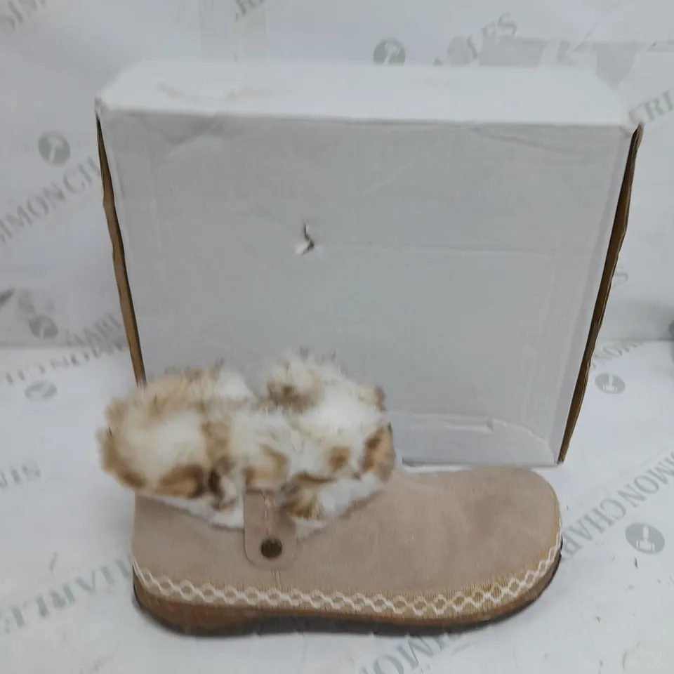 BOXED PAIR OF EARTH ORIGINS EMMALYN BOOTIES IN BEIGE - SIZE 6