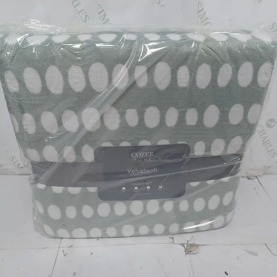 BOXED COZEE HOME DUVET SET IN GREEN - SUPER KING SIZE