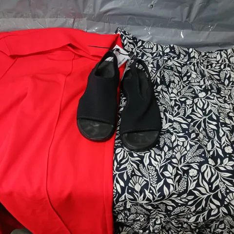 APPROXIMATELY 8 ASSORTED CLOTHING ITEMS TO INCLUDE SKIRT, PANTS, SANDALS, ETC