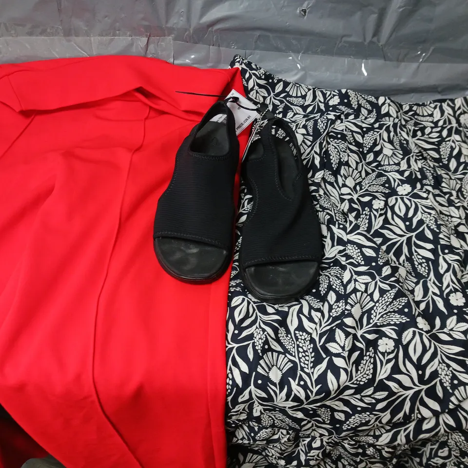 APPROXIMATELY 8 ASSORTED CLOTHING ITEMS TO INCLUDE SKIRT, PANTS, SANDALS, ETC