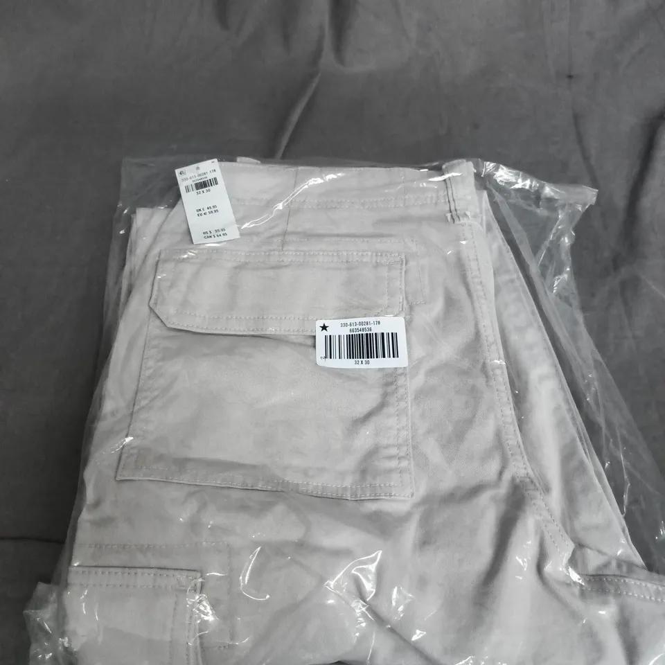 BAGGED HOLLISTER BEIGE CARGO TROUSERS - SIZE W32 X L30