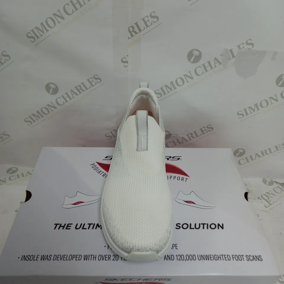 UNBOXED PAIR OF SKETCHERS ARCH COOLED TRAINER IN WHITE SIZE 6