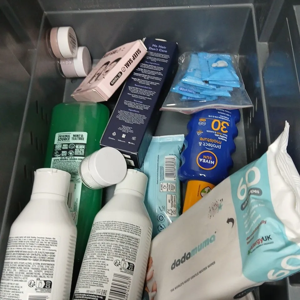 APPROXIMATEY 20 ASSORTED HEALTH AND BEAUTY PRODUCTS TO INCLUDE DADAMUMA BABY WIPES, DOVE SOAP BARS AND BLD BRO DAILY