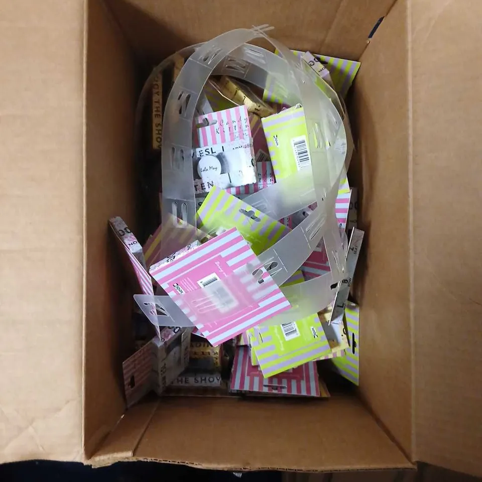 BOX OF APPROXIMATELY 60 FALSE EYELASHES ASSORTMENT – LOLA MAY KITTEN & GIGI BELL STYLES