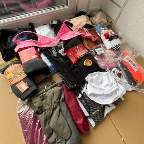 LOT OF ASSORTED ACCESSORIES TO INCLUDE JOHN LEWIS AND M&S