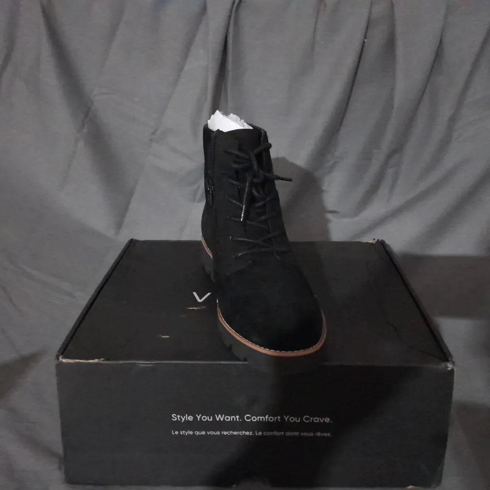 BOXED PAIR OF VIONIC LARSON LACE UP BOOTS IN BLACK SIZE 6.5 