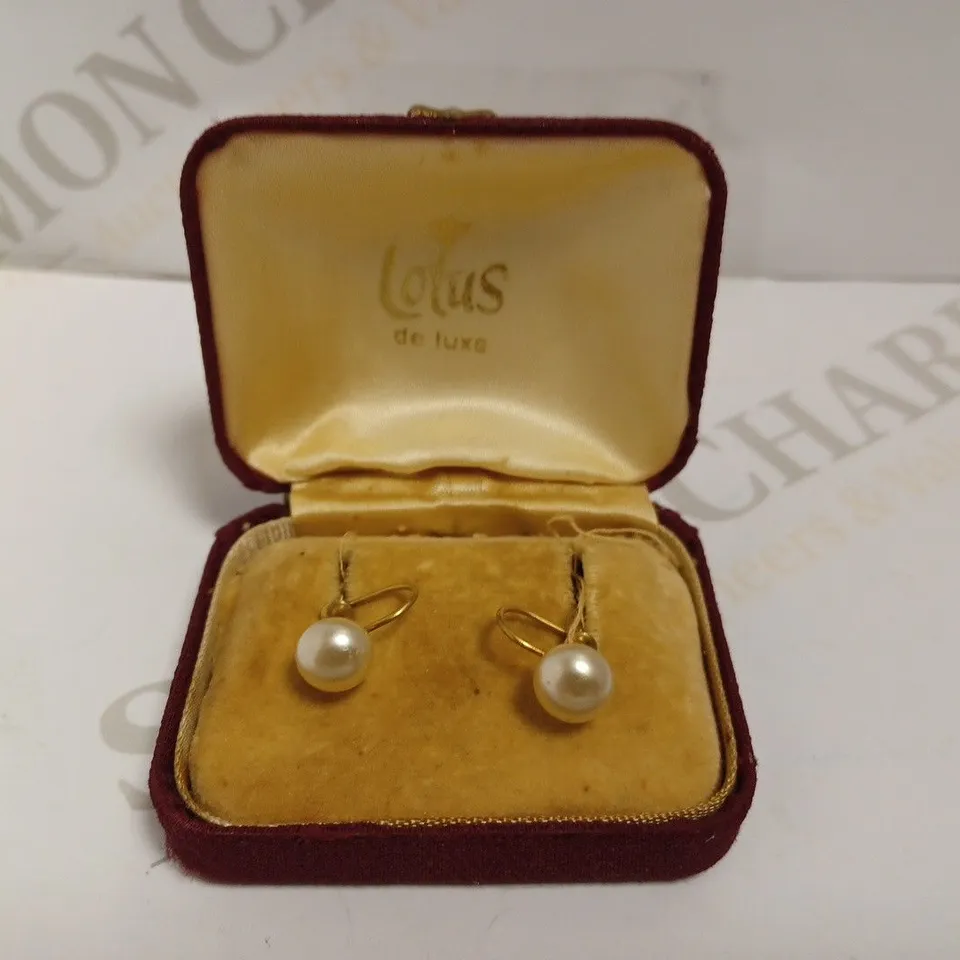 BOXED GOLD EFFECT EARRINGS WITH PEARL 
