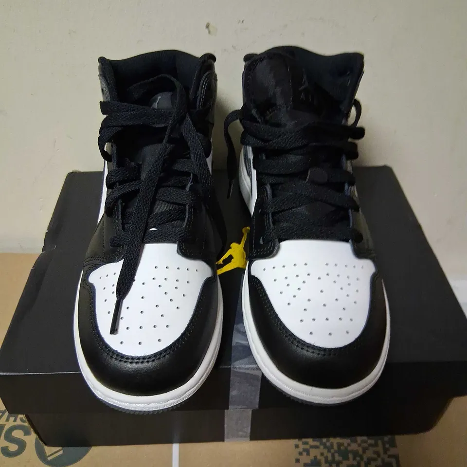 BOXED NIKE AIR JORDAN 1 MID SIZE 5.5