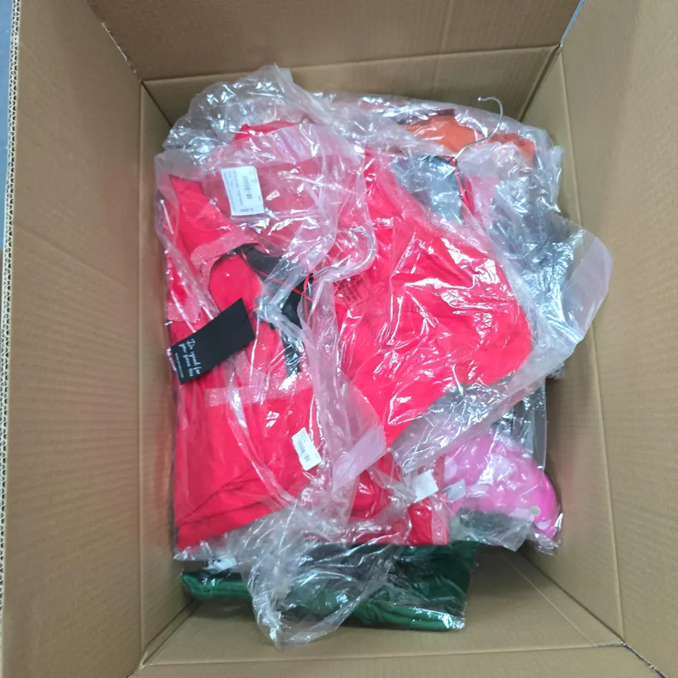 BOX OF APPROXIMATELY 15 ASSORTED CLOTHING ITEMS TO INCLUDE: BLUE PATTERED JACKET 