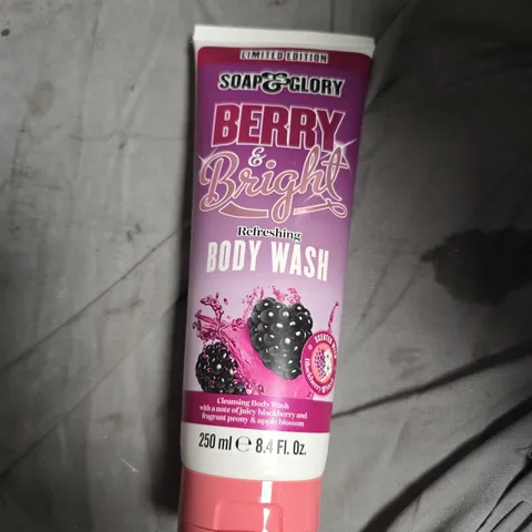 APPROXIMATELY 20 ASSORTED HEALTH AND BEAUTY PRODUCTS INCLUDING SOAP & GLORY BODY WASH , BRONZING DROPS AND MAKE UP BRUSH 