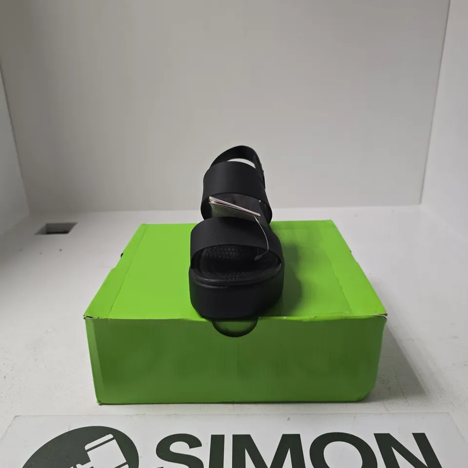 BOXED PAIR OF CROCS BROOKLYN LOW WEDGE SANDALS SIZE UK 5