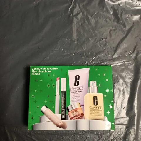 CLINIQUE FAN FAVORITES MAKE-UP SET – 