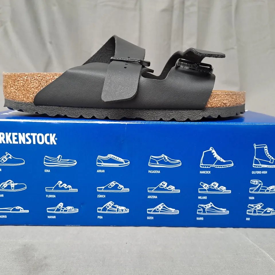 BOXED PAIR OF BIRKENSTOCK ARIZONA BS OPEN TOE SANDALS IN BLACK UK SIZE 5.5