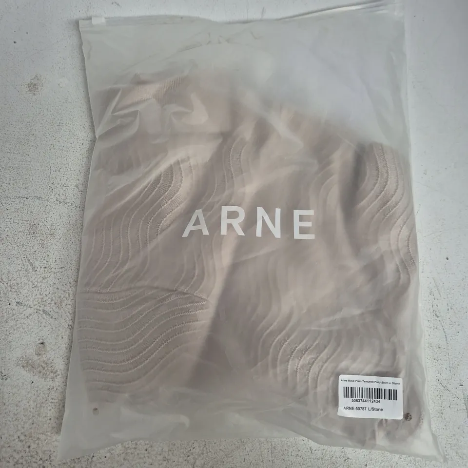 BAGGED ARNE WAVE PLAIN TEXTURED POLO SHIRT IN STONE - LARGE