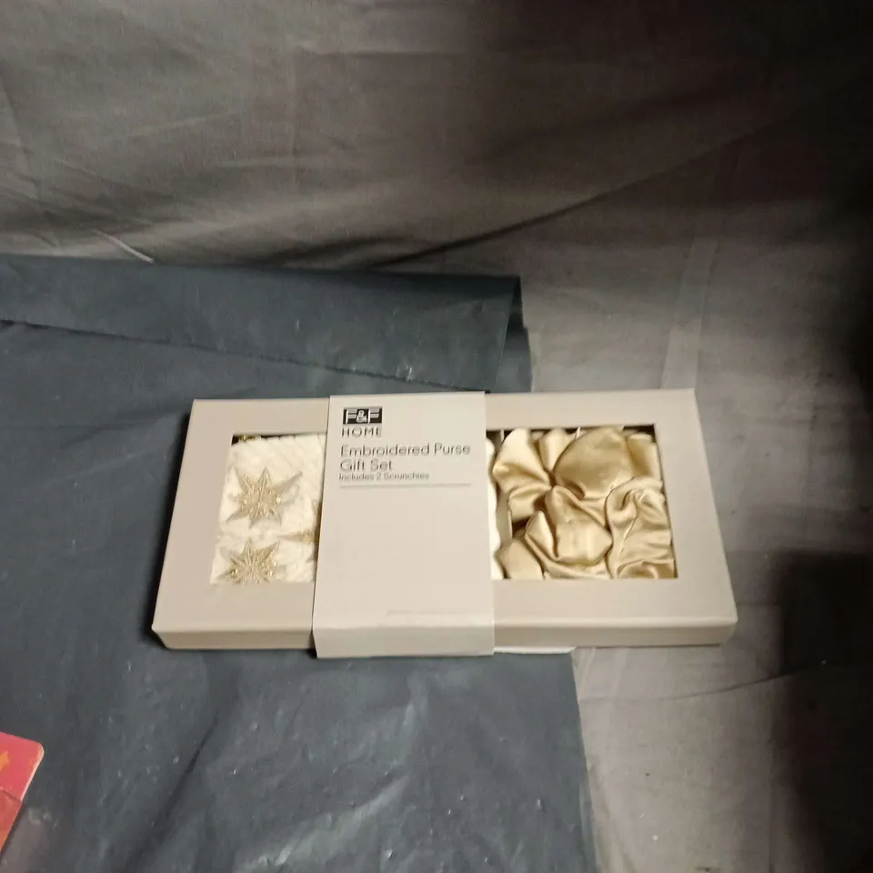 APPROXIMATELY 10 ASSORTED HEALTH AND BEAUTY ITEMS INCLUDING BURGER BUDDY SHOWER CAP AND EMBROIDERED PURSE GIFT SET 