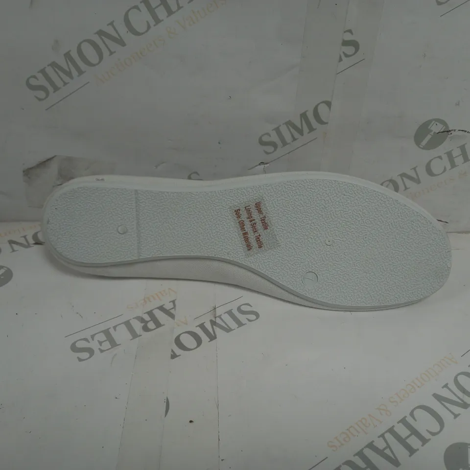 APPROXIMATELY 12 ZONE FLATS IN WHITE TO INCLUDE SIZES 5, 7