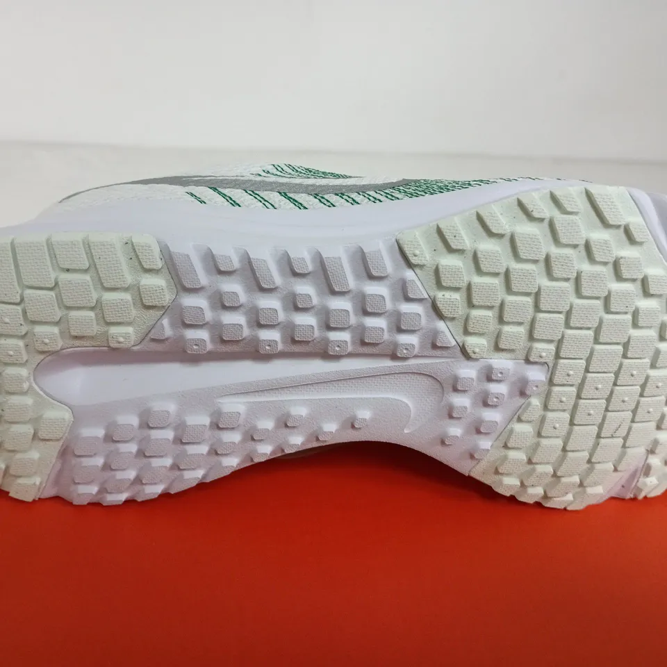 NIKE RUN DEFY SIZE 6.5