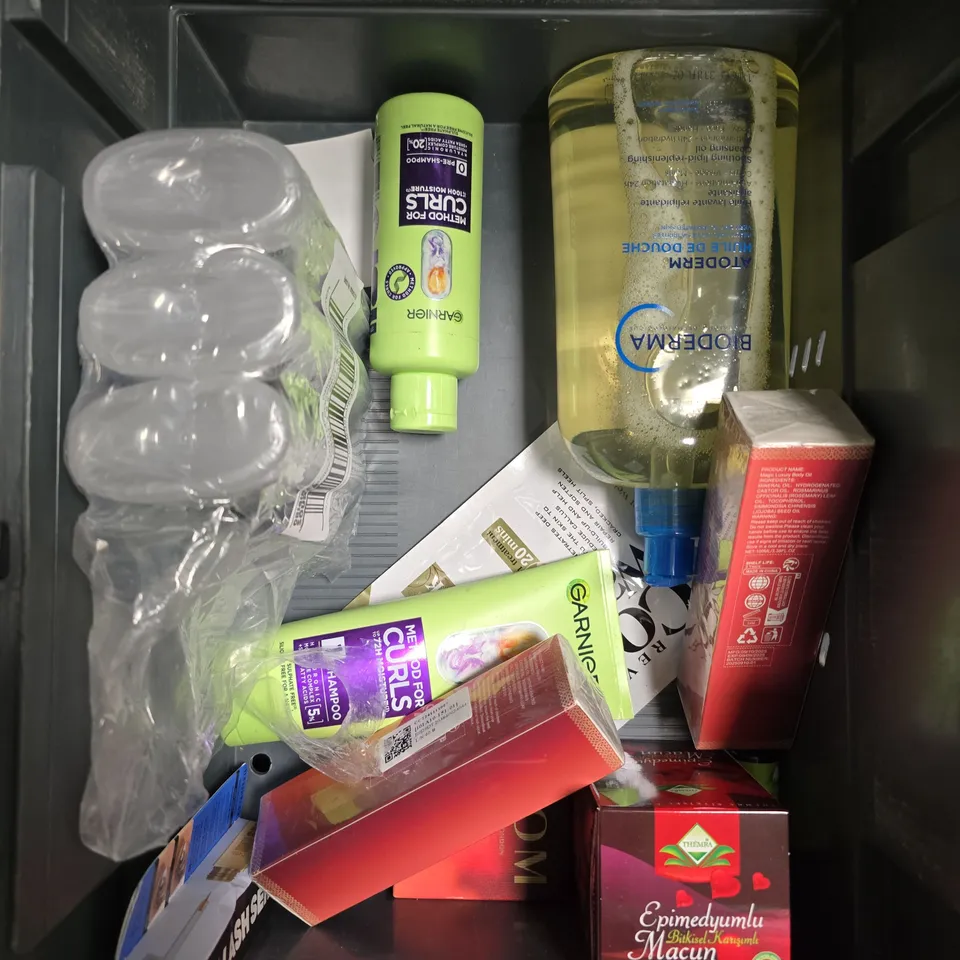 APPROXIMATEY 20 ASSORTED HEALTH AND BEAUTY PRODUCTS TO INCLUDE - SOAP & GLORY BODY WASH - OLAY RESTORING BODY LOTION AND NIVEA PRINCESS LIP BALM