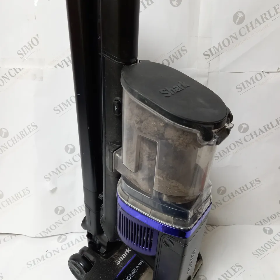 BOXED SHARK CORDLESS STICK VACUUM IZ390UKTQ