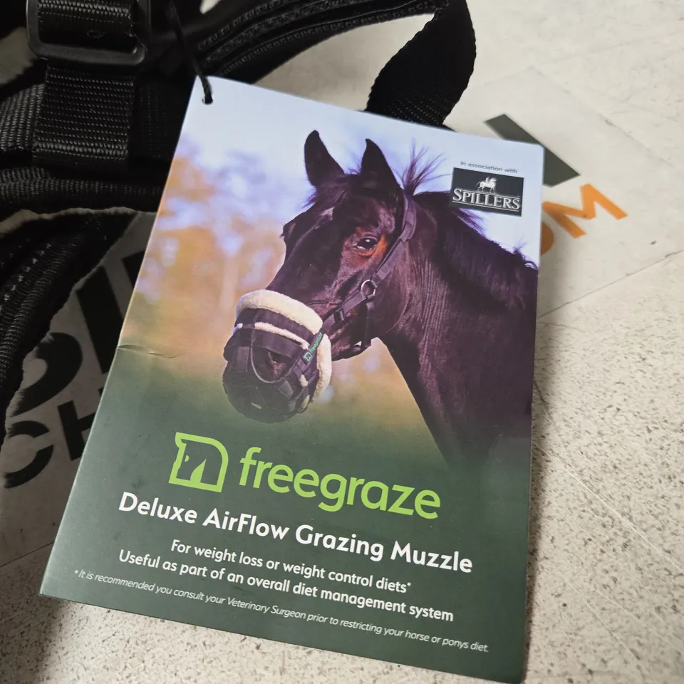 FREEGRAZE DELUXE AIRFLOW GRAZING MUZZLE FOR HORSES – BLACK WITH WHITE PADDING