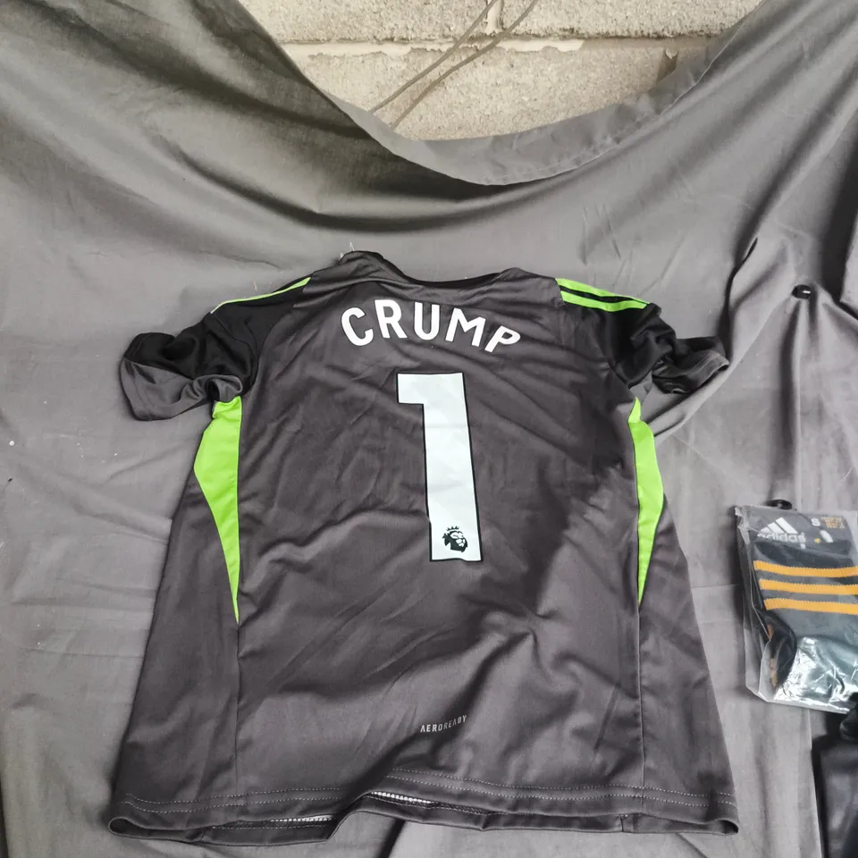 OFFICIAL MANCHESTER UNITED GOALKEEPER KIT WITH SHORTS & SOCKS -  THE NAME CRUMP ON THE BACK - SIZE 28