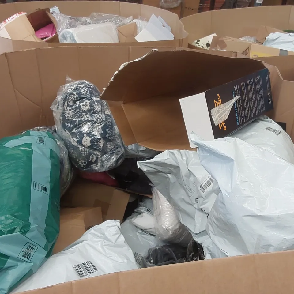 PALLET CONTAINING A VERY LARGE QUANTITY OF ASSORTED PILLOWS AND RELATED BEDDING/COMFORT PRODUCTS ECT