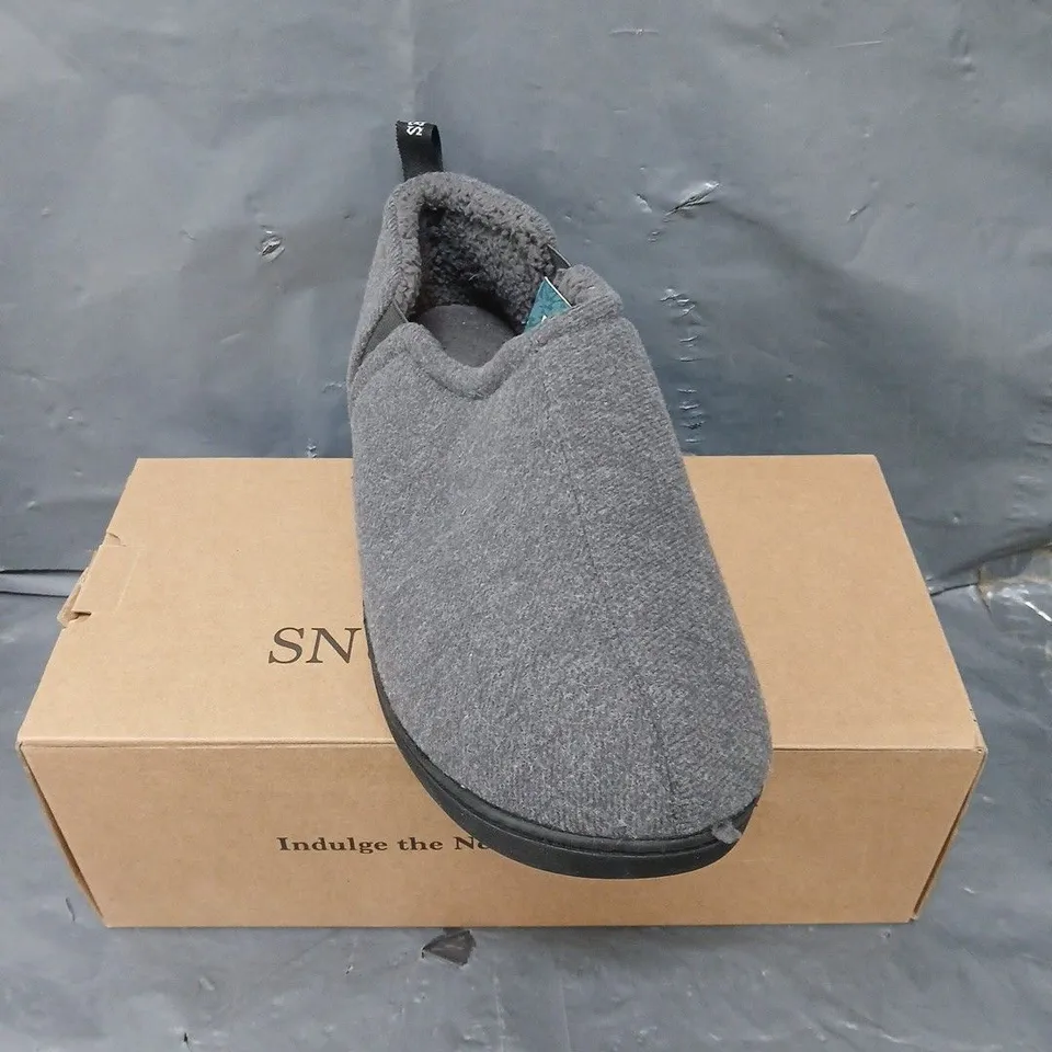 BOXED PAIR OF SNUGLEAVES MEMORY FOAM SLIPPERS - 10-11