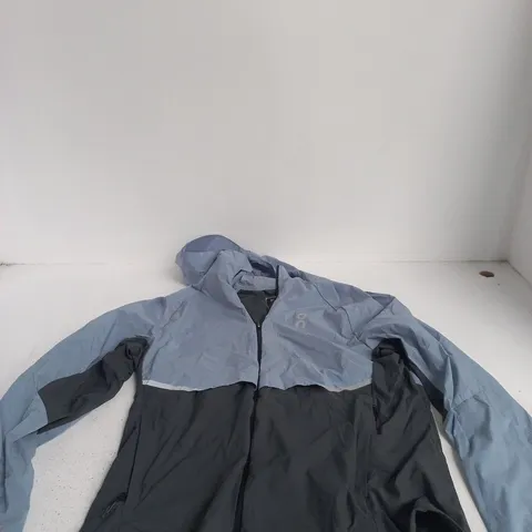 ON CLOUD CORE JACKET – MEN’S XS, LIGHT BLUE/CHARCOAL