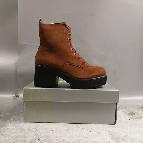 BOXED PAIR OF KOI GIN SALT BROWN SUEDE PLATFORM MILITARY BOOTS SIZE UK 5